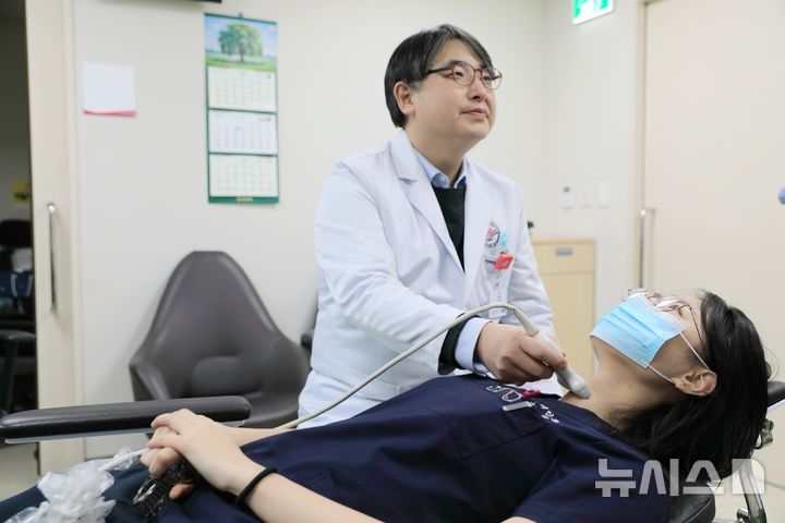 [서울=뉴시스] 이동진 한림대학교강남성심병원장(이비인후과 교수)이 갑상선 초음파 검사를 하고 있다. (사진= 한림대학교강남성심병원 제공)