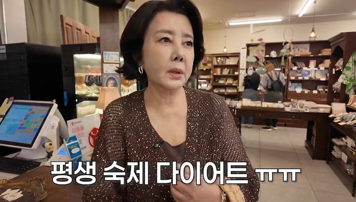 [서울=뉴시스] 배우 김영란이 여의도의 한 상가를 방문해 쇼핑을 하던 중 다이어트에 대한 고민을 털어놓고 있다. (사진=유튜브 '찐 여배우들' 캡쳐) 2026.10.08.