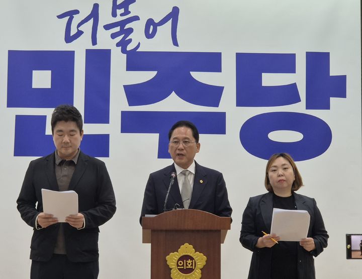 [수원=뉴시스] 이병희 기자 = 경기도의회 더불어민주당 안광률 대표의원, 장한별 총괄수석부대표, 전자영 수석대변인이 8일 도의회 브리핑룸에서 기자회견을 열고 있다. 2026.10.08. iambh@newsis.com *재판매 및 DB 금지