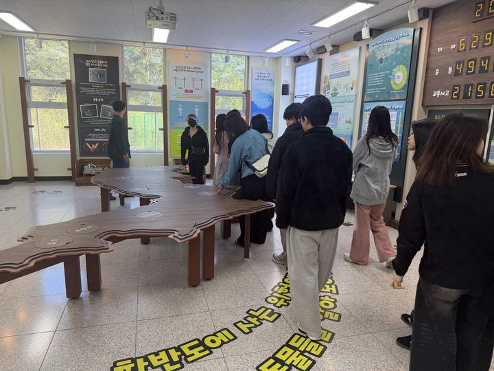 [양주=뉴시스] 서정대 반려동물보건학과 재학생들이 8일 경기북부야생동물구조관리센터에서 현장 견학을 시행하고 있다. 2026.10.08. (사진=서정대학교 제공) photo@newsis.com *재판매 및 DB 금지