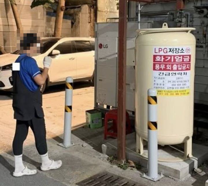 [서울=뉴시스] 최근 보배드림 인스타그램 계정에는 LPG 가스통 주변에서 흡연하는 남성을 목격했다는 제보 글이 올라왔다. (사진 : 보배드림 인스타그램 캡처) *재판매 및 DB 금지