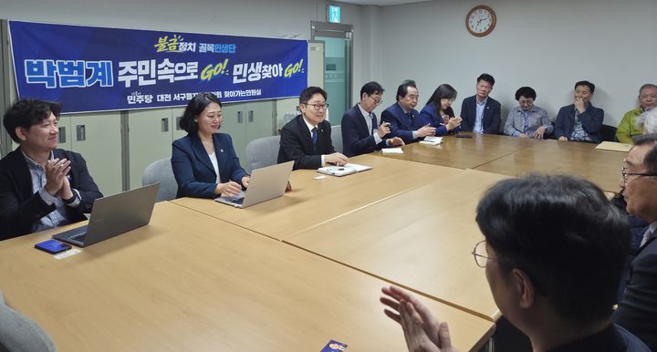 [대전=뉴시스] 조명휘 기자 = 박범계(대전 서구을) 더불어민주당 국회의원과 '불금정치 골목민생단' 활동을 통해 주민의견을 수렴하고 있다. (사진= 서구을 지역위원회 제공) 2026.10.08&nbsp; *재판매 및 DB 금지