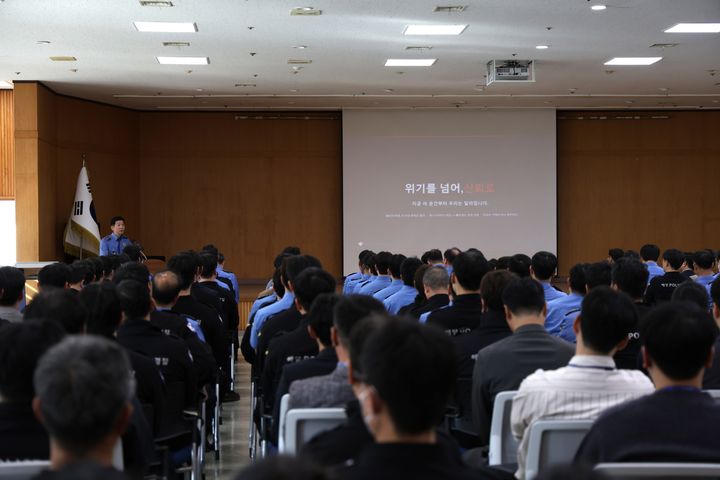 [부산=뉴시스] 7일 성대훈 부산해양경찰서장 주재로 직원 대상 특별교육이 진행되고 있다. (사진=부산해경 제공) 2026.10.08. photo@newsis.com *재판매 및 DB 금지