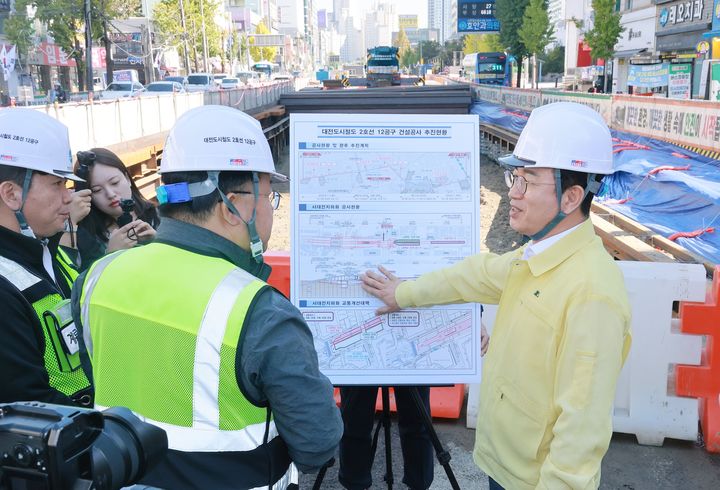 [대전=뉴시스]허태정 대전시장이 8일 도시철도 2호선 건설 현장을 찾아 공사 진행 상황을 점검하고 있다. (사진=대전시 제공) 2026.10.08 photo@newsis.com *재판매 및 DB 금지