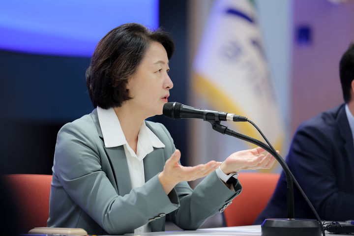 [수원=뉴시스] 추미애 경기도지사가 8일 경기도서관 플래닛 경기홀에서 열린 '도-시군 부단체장 회의'에서 발언하고 있다. (사진=경기도 제공) 2026.10.08. photo@newsis.com *재판매 및 DB 금지