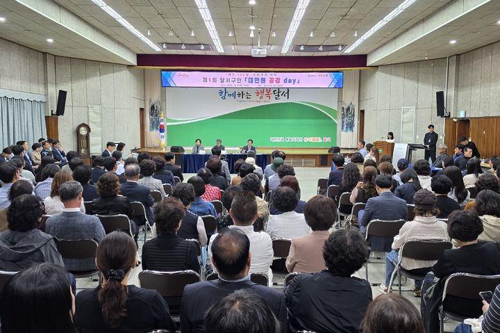 [대구=뉴시스] 이상제 기자 = 8일 오후 대구 달서구청 2층 대강당에서 열린 '제1회 달서구민 대민원 공감 day' 행사에서 김용판 달서구청장이 발언하고 있다. 2026.10.08. king@newsis.com *재판매 및 DB 금지