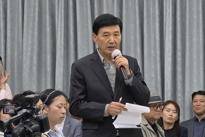 [대구=뉴시스] 이상제 기자 = 8일 오후 대구 달서구청 2층 대강당에서 열린 '제1회 달서구민 대민원 공감 day' 행사에서 두류동의 한 놀이터 인근 주민이 발언하고 있다. 2026.10.08. king@newsis.com *재판매 및 DB 금지