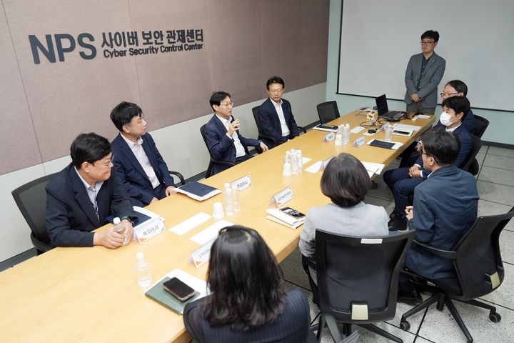 [세종=뉴시스]김성주 국민연금공단 이사장이 8일 전북 전주 국민연금공단 본부에서 보안관제센터 운영 현황을 점검하고 있다. (사진=국민연금공단 제공) 2026.10.08. photo@newsis.com *재판매 및 DB 금지