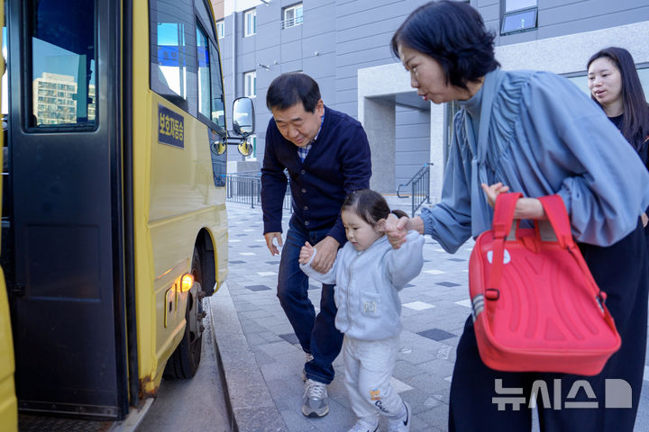[증평=뉴시스] 취임 100일 첫 일정으로 어린이집 통학버스 등원 보조에 나선 이재영 충북 증평군수가 8일 오전 아이들의 승차를 돕고 있다. (사진= 증평군 제공) 2026.10.08. photo@newsis.com *재판매 및 DB 금지