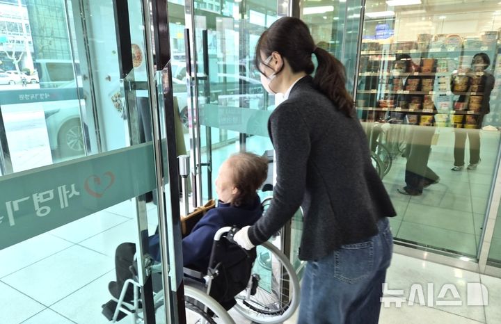 [포항=뉴시스] 포항시가 의료·요양·돌봄·주거 서비스를 한데 연결하는 '올 굿(ALL GOOD) 통합 돌봄'이 시행 200일을 맞아 성공적으로 운영되고 있다. 사진은 병원 안심 동행 모습. (사진=포항시 제공) 2026.10.08. photo@newsis.com