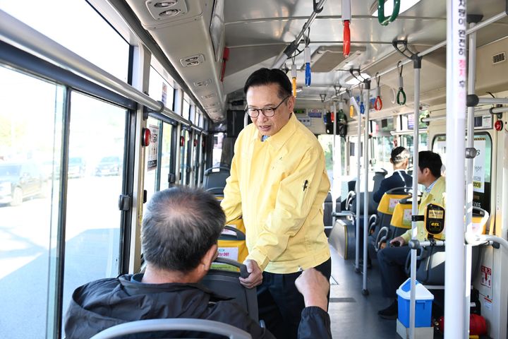 [울산=뉴시스] 이동권 울산 북구청장이 8일 취임 100일을 맞아 126번 시내버스에 탑승해 승객들로부터 불편한 점과 건의사항 등을 청취하고 있다. (사진=울산 북구 제공) 2026.10.08. photo@newsis.com *재판매 및 DB 금지