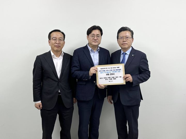 [천안=뉴시스] 장기수 충남 천안시장이 8일 홍익표 청와대 정무수석을 만나 GTX-C 천안아산 연장을 국가철도계획에 포함시켜 달라는 건의안을 전달했다. (사진=천안시 제공) 2026.10.08 photo@newsis.com *재판매 및 DB 금지
