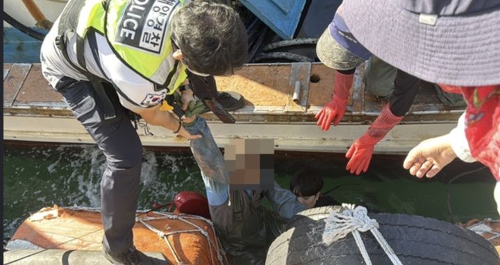 [울산=뉴시스] 8일 오전 울산 동구 방어진항 앞 해상에서 작업을 하다 바다에 빠진 60대 선원이 해경에 구조됐다. (사진=울산헤경 제공) photo@newsis.com *재판매 및 DB 금지