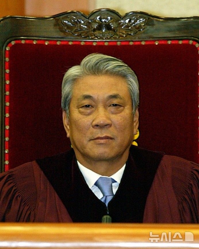 [서울=뉴시스] 사진공동취재단 = 송인준 전 헌법재판관이 7일 오후 9시30분께 세상을 떠났다. 향년 82세. 사진은 2005년 11월 24일 헌법재판소에서 열린 신행정수도의 건설을 위한 특별조치법에 대한 헌법소원 사건의 선고공판에 참석한 고인. 2026.10.08. photo@newsis.com