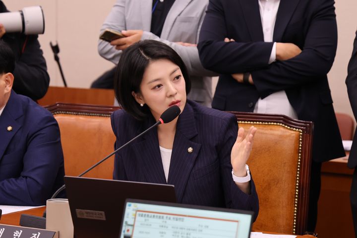 [서울=뉴시스] 배현진 국민의힘 의원이 8일 서울 여의도 국회에서 열린 국회 문화체육관광위원회의 국가유산청 등에 대한 국정감사에서 질의하고 있다. (사진=배현진 의원실 제공) *재판매 및 DB 금지