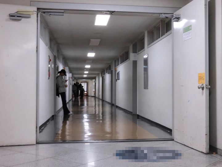 [서울=뉴시스] 김혜림 인턴기자 = 지난 7일 오전 서울의 한 사립대 건물. 방화문이 활짝 열린채 고임목으로 고정돼 있다. 2026.10.07. photo@newsis.com *재판매 및 DB 금지