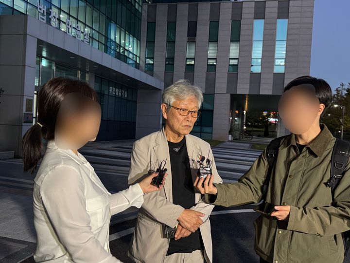 【남양주=뉴시스】 박혜민 이시현 인턴기자 = 8일 경기 남양주시 의정부지법 남양주지원에서 고(故) 김창민 영화감독의 부친이 1심 결심공판을 마친 뒤 취재진에게 심경을 밝히고 있다. 2026.10.08. *재판매 및 DB 금지