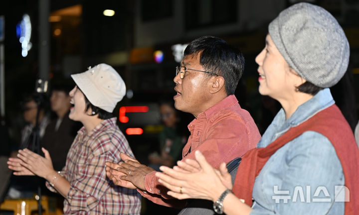 [전남광주=뉴시스] 양시원 기자 = 제23회 추억의 충장축제 이틀차인 8일 오후 전남광주 동구 예술의거리에서 전남대학교 앵커사업단과 페르마타 앙상블 홀츠가 함께하는 목관오중주 공연이 선보여지고 있다. 2026.10.08. goodwrite97