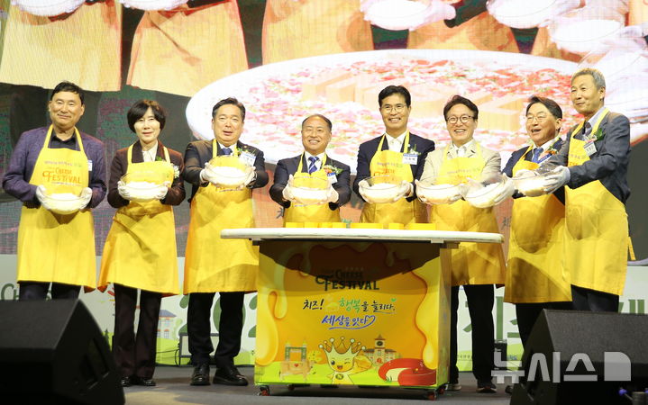 [임실=뉴시스] 김종효 기자 = 8일 전북 임실군 임실읍 시가지 일원에서 열린 '2026 임실N치즈축제' 개막식, 왼쪽부터 임실N치즈축제제전위원회 홍성만 위원장, 임실군의회 정일윤 의장, 전국시장군수구청장협의회 박병내 대표회장, 한득수 임실군수, 이원택 전북지사, 더불어민주당 김민석 대표, 박희승 국회의원, 전북도의회 박정규 부의장이 대형 피자만들기 퍼포먼스를 하고 있다. 2026.10.08. kjh6685@newsis.com 