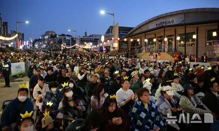[임실=뉴시스] 김종효 기자 = 8일 전북 임실군 임실읍 시가지 일원에서 열린 '2026 임실N치즈축제' 개막식, 수많은 인파가 거리를 가득 메우고 있다. 2026.10.08. kjh6685@newsis.com 