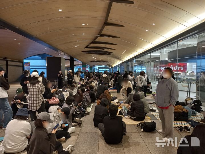 [서울=뉴시스] 박지우·이수진 인턴기자 = 8일 오전 6시 서울 용산구 ‘치이카와샵’ 앞에 매장 입장을 위한 현장 대기 등록 행렬이 길게 늘어서 있다.2026.10.08.