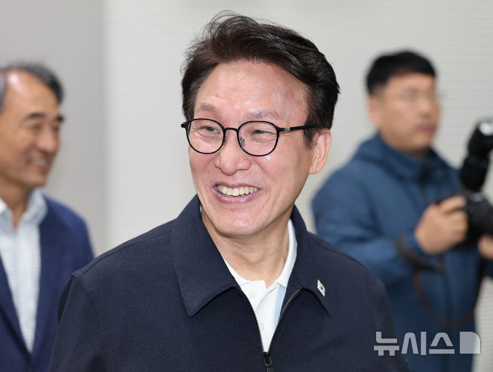 [안성=뉴시스] 김종택 기자 = 김민석 더불어민주당 대표가 8일 경기도 안성시 미양면 행정복지센터에서 열린 수확철 농업인 간담회에 참석하고 있다. 2026.10.08. jtk@newsis.com
