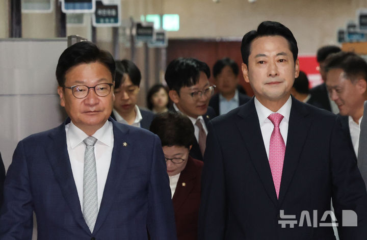 [서울=뉴시스] 김근수 기자 = 장동혁 국민의힘 대표와 정점식 원내대표가 8일 서울 여의도 국회에서 열린 최고위원회의에 참석하고 있다. 2026.10.08. ks@newsis.com