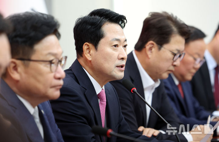 [서울=뉴시스] 고범준 기자 = 장동혁 국민의힘 대표가 8일 서울 여의도 국회에서 열린 최고위원회의에서 발언하고 있다. 2026.10.08. bjko@newsis.com