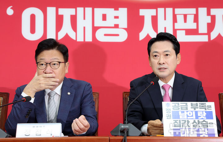 [서울=뉴시스] 고범준 기자 = 장동혁 국민의힘 대표가 8일 서울 여의도 국회에서 열린 최고위원회의에서 발언하고 있다. 왼쪽은 정점식 원내대표. 2026.10.08. bjko@newsis.com