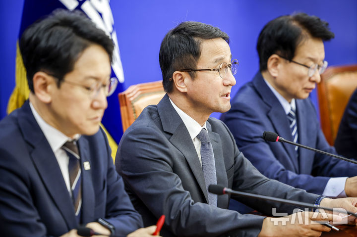 [서울=뉴시스] 정병혁 기자 = 한병도 더불어민주당 원내대표가 8일 서울 여의도 국회에서 열린 국정감사 대책회의에서 발언하고 있다. 2026.10.08. jhope@newsis.com