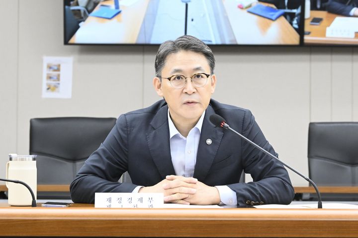 [서울=뉴시스] 사진은 권대영 재정경제부 차관이 지난 8일 세종시 정부세종청사에서 2026년 제10차 일자리 전담반(TF)을 주재하고 있는 모습. (사진=재경부 제공) 2026.10.08. photo@newsis.com *재판매 및 DB 금지