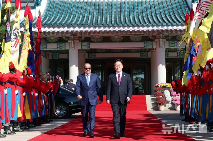 [서울=뉴시스] 김진아 기자 = 이재명 대통령과 압델 파타 알시시 이집트 대통령이 8일 청와대에서 열린 공식환영식에서 이동하고 있다. 2026.10.08. bluesoda@newsis.com