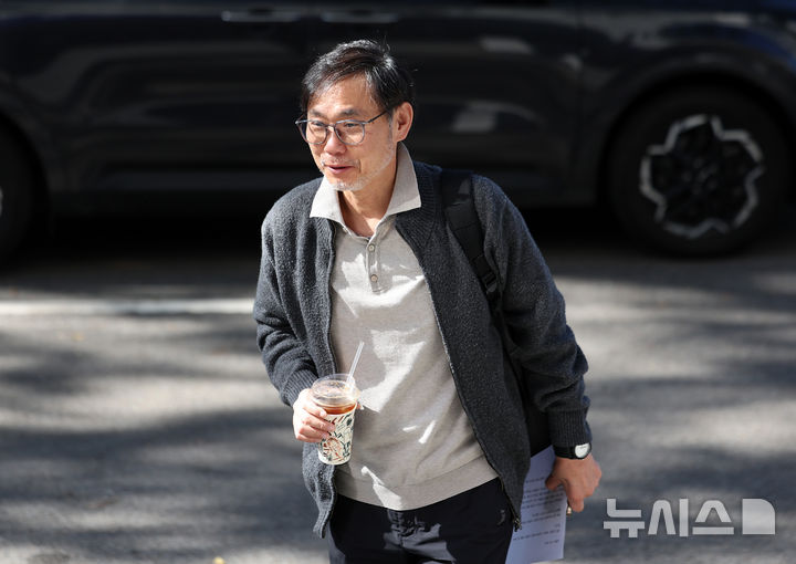 [서울=뉴시스] 김선웅 기자 = 김순환 서민민생대책위원회 사무총장이 8일 서울 용산구 서울경찰청 효창청사에서 김승원 전 법무부 장관 후보자 성추행 의혹 관련 고발인 조사에 출석하고 있다. 2026.10.08. mangusta@newsis.com