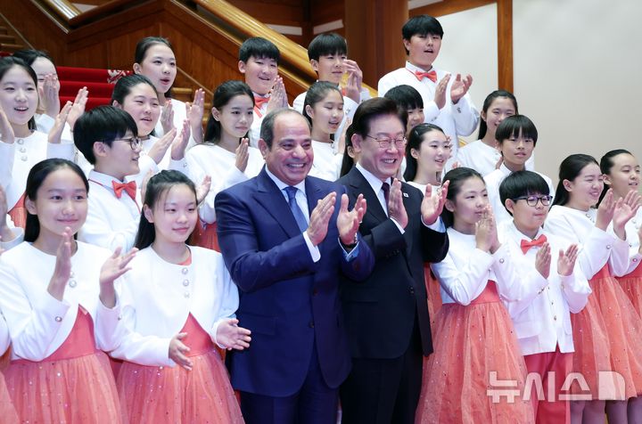[서울=뉴시스] 김진아 기자 = 이재명 대통령과 압델 파타 알시시 이집트 대통령이 8일 청와대에서 군포시립소년소녀합창단과 기념촬영을 하고 있다. 2026.10.08. bluesoda@newsis.com