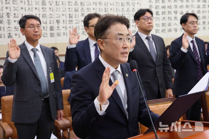 [서울=뉴시스] 고범준 기자 = 이진수 법무부 장관 직무대행(차관)이 8일 서울 여의도 국회에서 열린 법제사법위원회 국정감사(법무부 등)에서 선서를 하고 있다. 2026.10.08. bjko@newsis.com 
