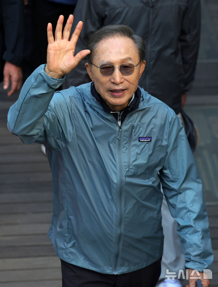 [서울=뉴시스] 홍효식 기자 = 이명박 전 대통령이 8일 오전 서울 중구 청계천 산책로를 걸으며 취재진을 향해 손을 흔들고 있다.'청계천을 사랑하는 모임'(청사모)가 주관하는 청계천 걷기 행사는 매년 봄과 가을 두 차례씩 진행되는데, 이 전 대통령은 2013년 퇴임 후 행사에 꾸준히 참여하고 있다. 광화문 청계광장에서 출발해 성동구 신답철교까지 약 5.8km를 걷는다. ‘청사모’는 청계천 복원 당시 서울시 청계천 추진본부에 재직했던 공무원들이 자발적으로 만든 조직으로, 청계천 시장 상인들 및 관계자들과 함께 현재까지 모임을 이어가고 있다. 2026.10.08. yesphoto@newsis.com
