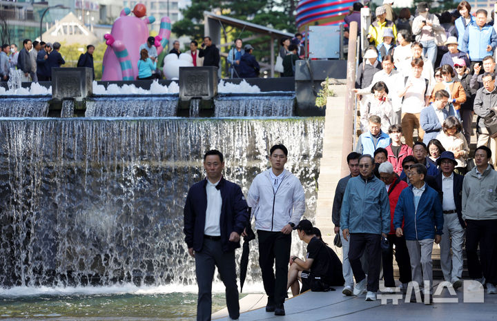 [서울=뉴시스] 홍효식 기자 = 이명박 전 대통령이 8일 오전 서울 중구 청계천 산책로를 걷고 있다.'청계천을 사랑하는 모임'(청사모)가 주관하는 청계천 걷기 행사는 매년 봄과 가을 두 차례씩 진행되는데, 이 전 대통령은 2013년 퇴임 후 행사에 꾸준히 참여하고 있다. 광화문 청계광장에서 출발해 성동구 신답철교까지 약 5.8km를 걷는다. ‘청사모’는 청계천 복원 당시 서울시 청계천 추진본부에 재직했던 공무원들이 자발적으로 만든 조직으로, 청계천 시장 상인들 및 관계자들과 함께 현재까지 모임을 이어가고 있다. 2026.10.08. yesphoto@newsis.com