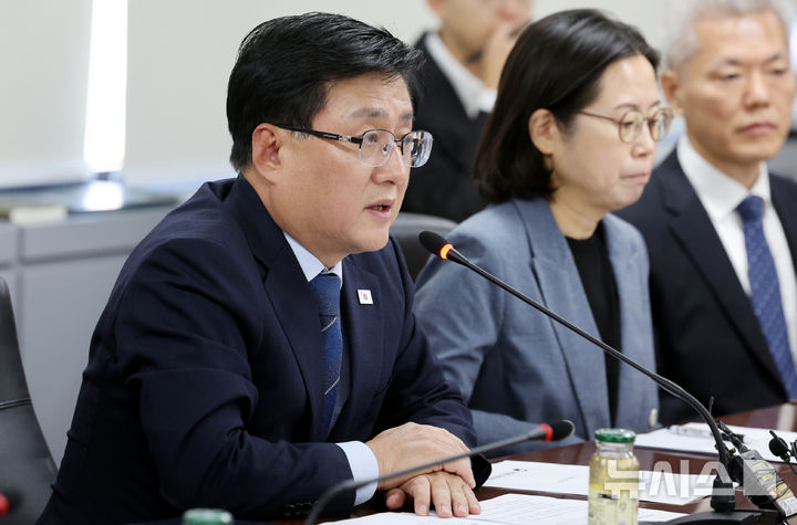 [서울=뉴시스] 박영태 기자 = 김성환 기후환경부장관이 8일 오전 서울 종로구 석탄회관에서 열린 ‘가습기살균제 배상이행 업무협약식’에서 인사말을 하고 있다. 2026.10.08. since1999@newsis.com