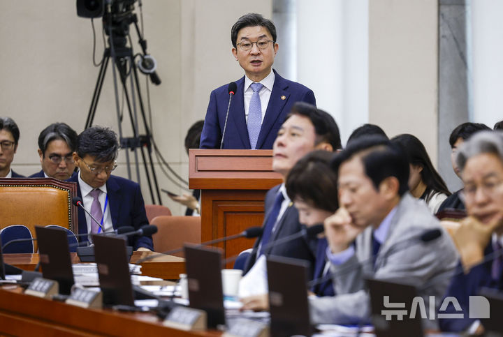 [서울=뉴시스] 정병혁 기자 = 이억원 금융위원장이 8일 서울 여의도 국회에서 열린 국회 정무위원회의 금융위원회 등에 대한 국정감사에서 인사말을 하고 있다. 2026.10.08. jhope@newsis.com