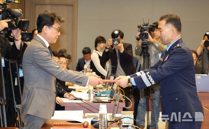 [서울=뉴시스] 국회사진기자단 = 진영승 합참의장이 8일 서울 용산구 국방부에서 열린 국회 국방위원회의 합동참모본부등 국정감사에서 선서를 마치고 선서문을 진성준 위원장에게 전달하고 있다. 2026.10.08. photo@newsis.com