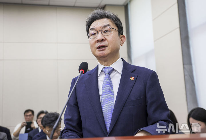 [서울=뉴시스] 정병혁 기자 = 이억원 금융위원장이 8일 서울 여의도 국회에서 열린 국회 정무위원회의 금융위원회 등에 대한 국정감사에서 인사말을 하고 있다. 2026.10.08. jhope@newsis.com