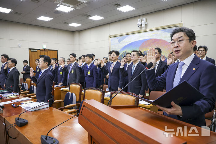 [서울=뉴시스] 정병혁 기자 = 이억원 금융위원장이 8일 서울 여의도 국회에서 열린 국회 정무위원회의 금융위원회 등에 대한 국정감사에서 증인선서를 하고 있다. 2026.10.08. jhope@newsis.com