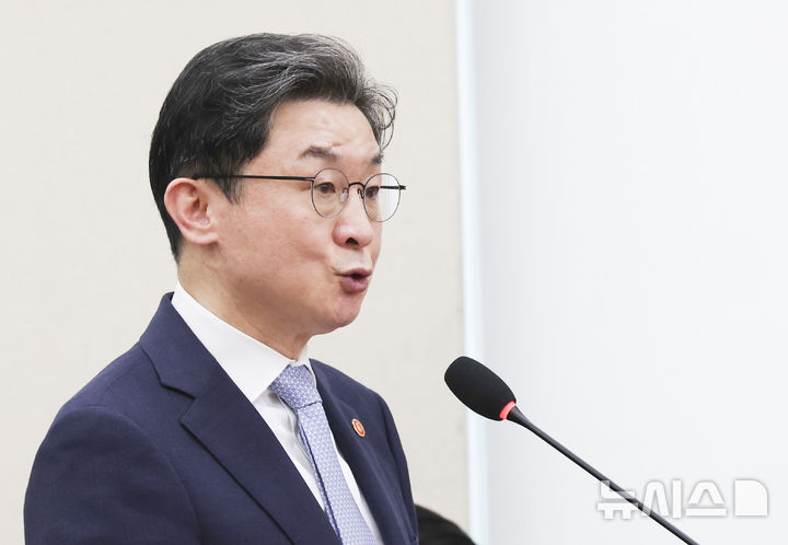 [서울=뉴시스] 김근수 기자 = 이억원 금융위원장이 8일 서울 여의도 국회에서 열린 정무위원회 국정감사에서 업무보고 하고 있다. 2026.10.08. ks@newsis.com