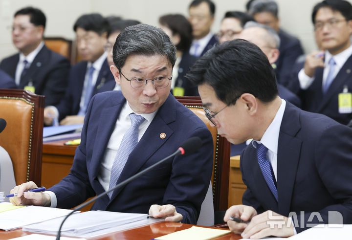 [서울=뉴시스] 김근수 기자 = 이억원 금융위원장이 8일 서울 여의도 국회에서 열린 정무위원회 국정감사에 참석해 있다. 2026.10.08. ks@newsis.com