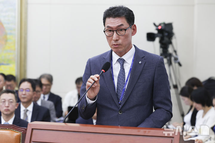 [서울=뉴시스] 김근수 기자 = 장민영 중소기업은행장이 8일 서울 여의도 국회에서 열린 정무위원회 국정감사에서 업무보고 하고 있다. 2026.10.08. ks@newsis.com
