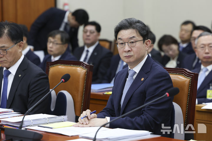 [서울=뉴시스] 김근수 기자 = 이억원 금융위원장이 8일 서울 여의도 국회에서 열린 정무위원회 국정감사에 참석해 있다. 2026.10.08. ks@newsis.com