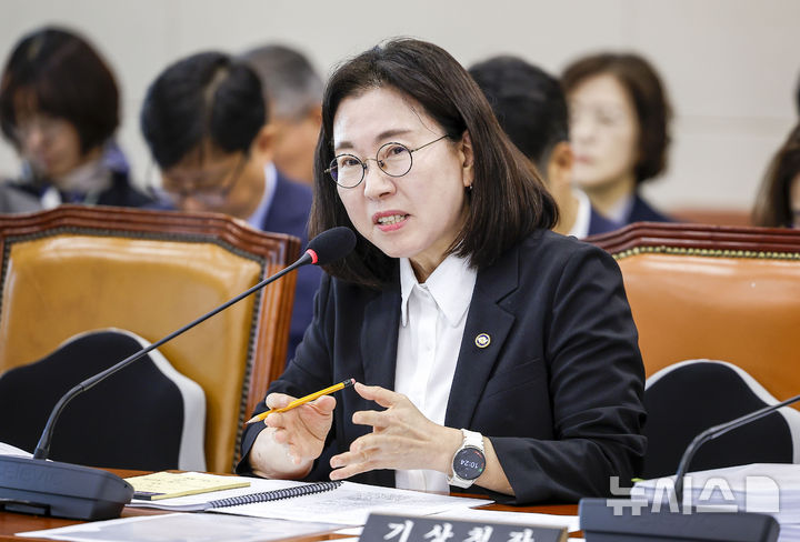 [서울=뉴시스] 정병혁 기자 = 이미선 기상청장이 8일 서울 여의도 국회에서 열린 국회 기후환경노동위원회의 기상청에 대한 국정감사에서 질문에 답하고 있다. 2026.10.08. jhope@newsis.com