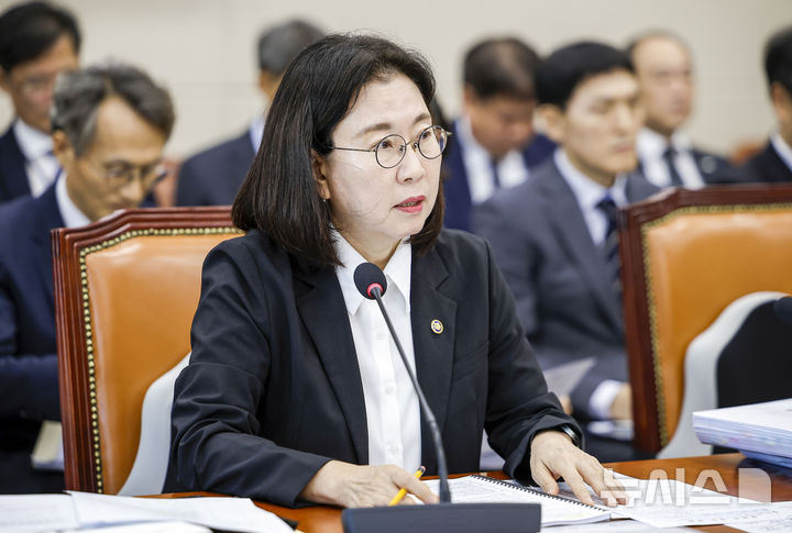 [서울=뉴시스] 정병혁 기자 = 이미선 기상청장이 8일 서울 여의도 국회에서 열린 국회 기후환경노동위원회의 기상청에 대한 국정감사에서 질문에 답하고 있다. 2026.10.08. jhope@newsis.com