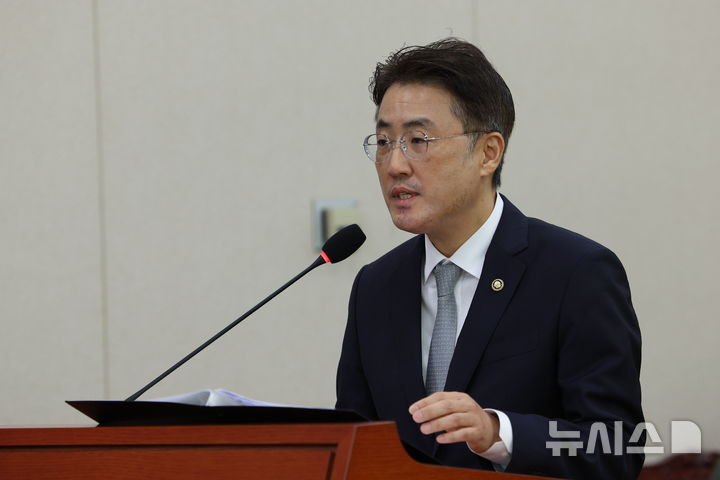 [서울=뉴시스] 고범준 기자 = 이진수 법무부 장관 직무대행(차관)이 8일 서울 여의도 국회에서 열린 법제사법위원회 국정감사(법무부 등)에서 업무보고를 하고 있다. 2026.10.08. bjko@newsis.com