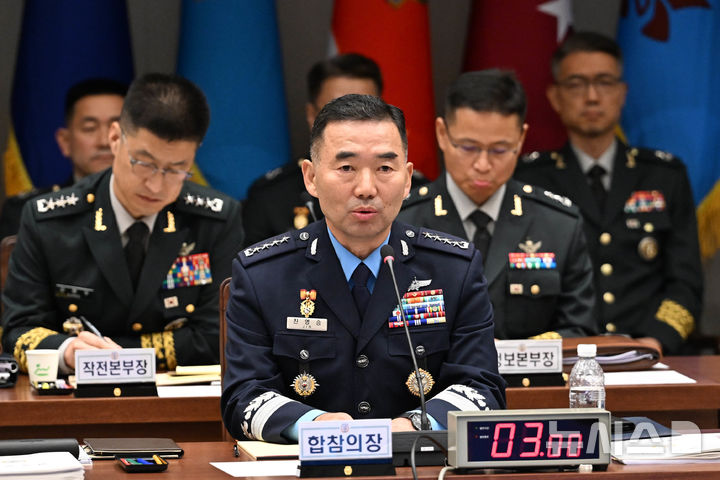 [서울=뉴시스] 국회사진기자단 = 진영승 합동참모의장이 8일 오전 서울 용산구 국방부에서 열린 국회 국방위원회의 합동참모본부에 대한 국정감사에서 진성준 위원장 질의에 답하고 있다. 2026.10.08. photo@newsis.com